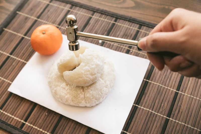 dùng búa đập bánh Kagami Mochi dùng búa đập bánh Kagami Mochi